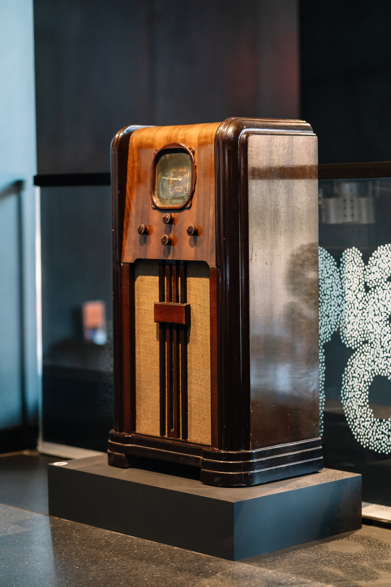 Machine Listening, Voyce Walkr, 2025, Multi-channel audio, 4 vintage radios, analogue synthesiser. Photo by Phoebe Powell, 2025.