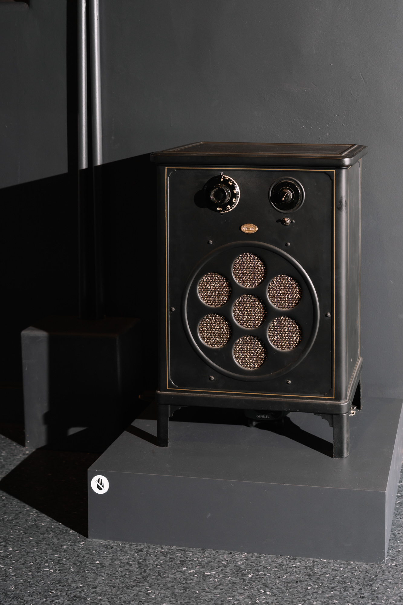 Machine Listening, Voyce Walkr, 2025, Multi-channel audio, 4 vintage radios, analogue synthesiser. Photo by Phoebe Powell, 2025.